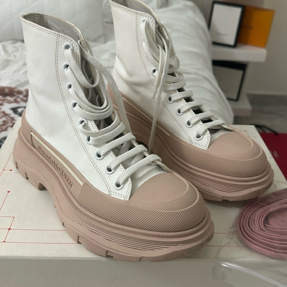 Tread Slick Boots in Leather White and Light Pink. I used them 3 times.